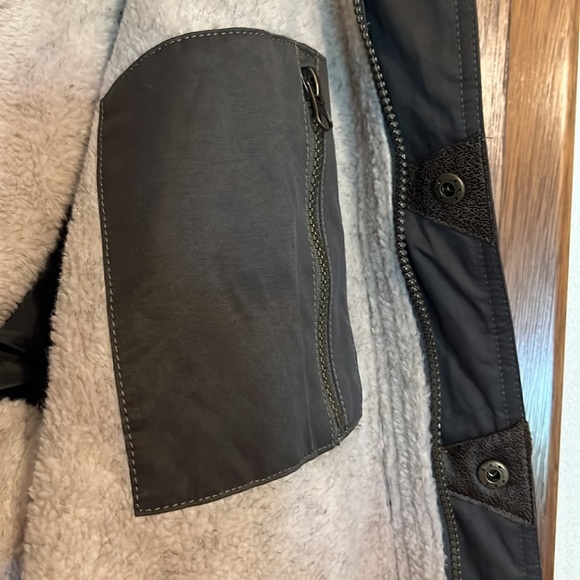 Mens outer jacket with detachable hood - Picture 3 of 6